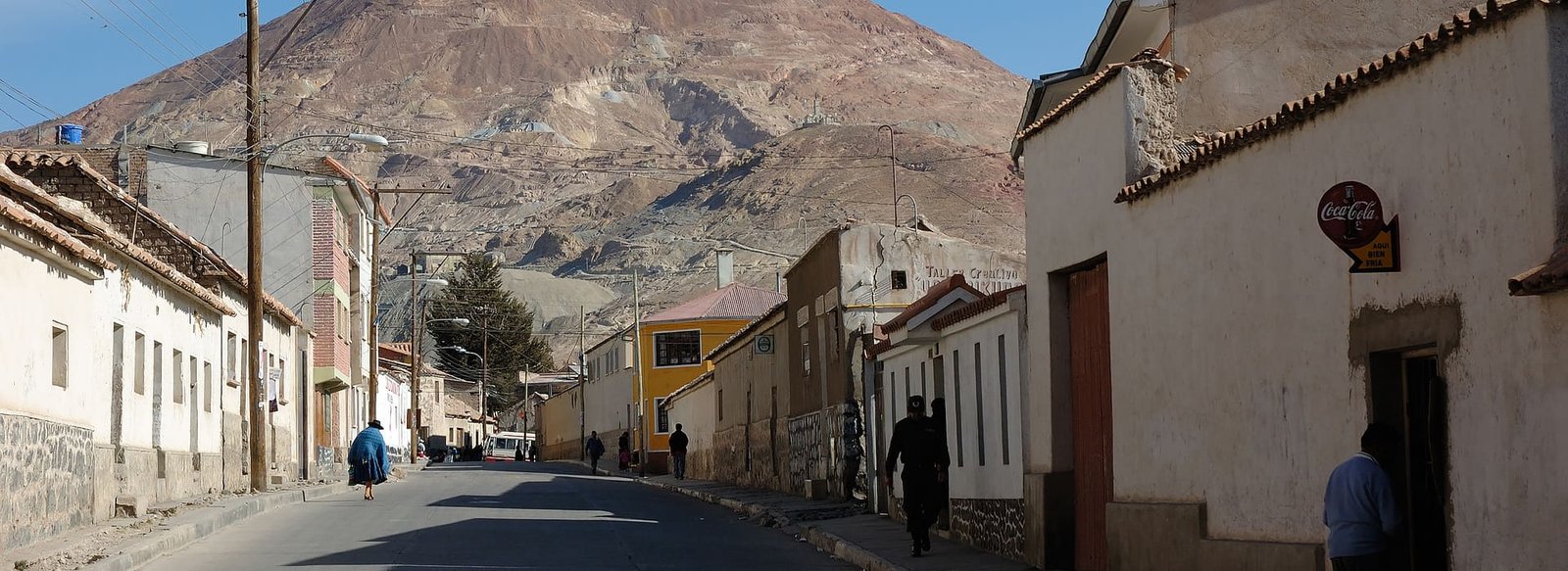 Calle de Potosí con el Cerro Rico al fondo