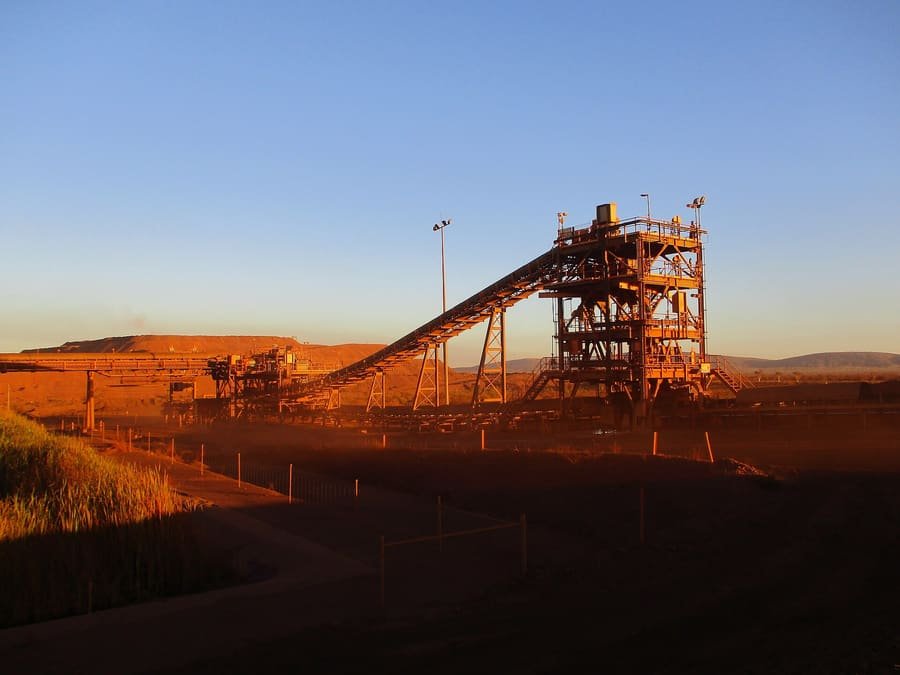 Torre de chancado y faja transportadora al atardecer