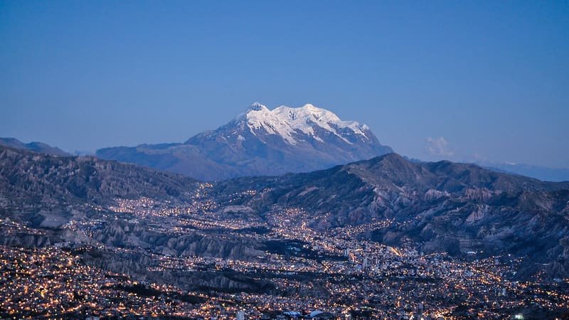 La Paz con el nevado Illimani al fondo